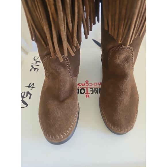 MINNETONKA,S 5 TYLE #1688, LADIES , BROWN SUEDE 2 LAYER FRINGED MID-CALF BOOTS . - Picture 3 of 9